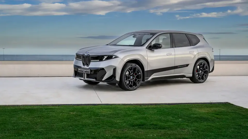 Elettronauti - BMW iX3 40 - Argento - Esterno - Vista anteriore a tre quarti