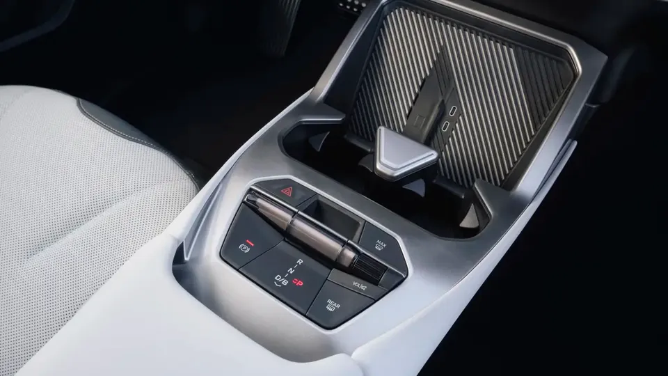 Elettronauti - BMW iX3 40 - Argento - Esterno - Vista anteriore a tre quarti