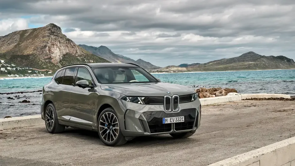 Elettronauti - BMW iX5 60 xDrive - Light Blue - Esterno - Vista anteriore a tre quarti