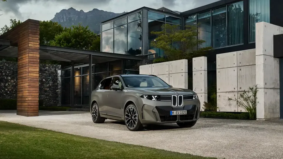 Elettronauti - BMW iX5 60 xDrive - Argento - Esterno - Vista anteriore a tre quarti