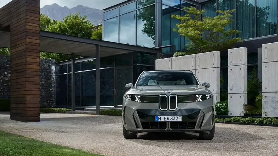 Elettronauti - BMW iX5 60 xDrive - Argento - Esterno - Vista anteriore a tre quarti