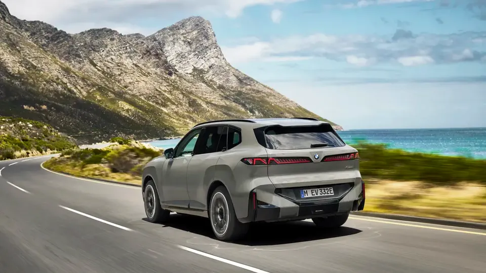 Elettronauti - BMW iX5 60 xDrive - Bianco - Esterno - Vista anteriore a tre quarti