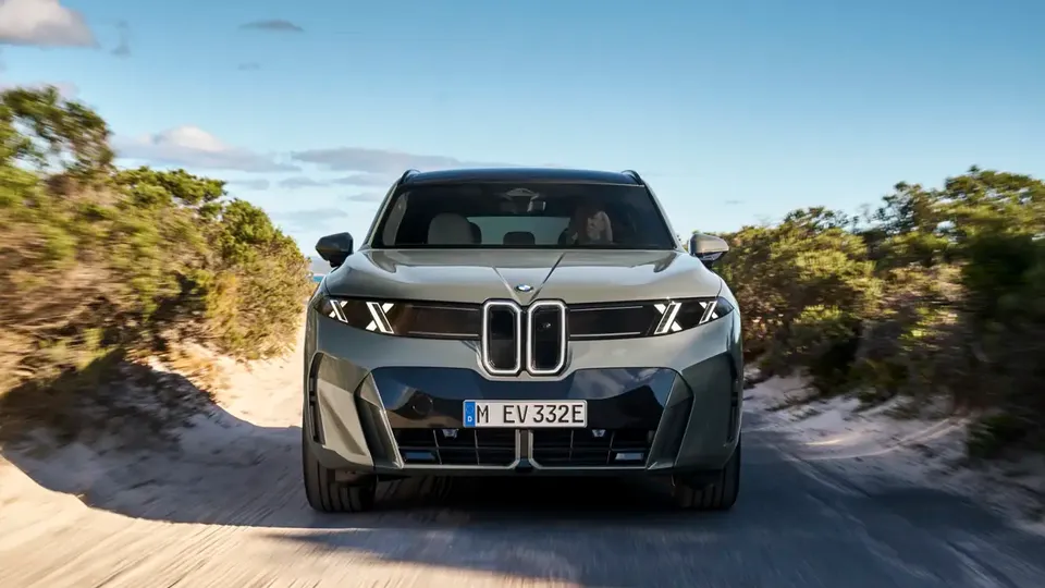 Elettronauti - BMW iX5 60 xDrive - Bianco - Esterno - Vista anteriore a tre quarti