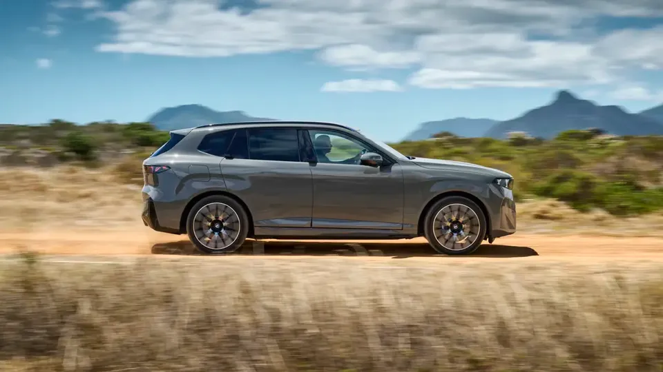Elettronauti - BMW iX5 60 xDrive - Bianco - Esterno - Vista anteriore a tre quarti