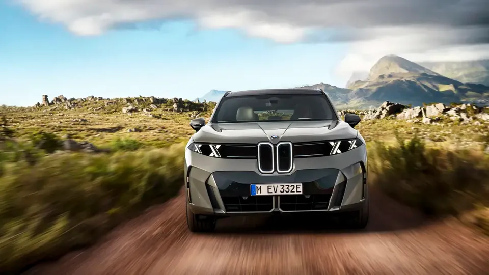 Elettronauti - BMW iX5 60 xDrive - Bianco - Esterno - Vista anteriore a tre quarti