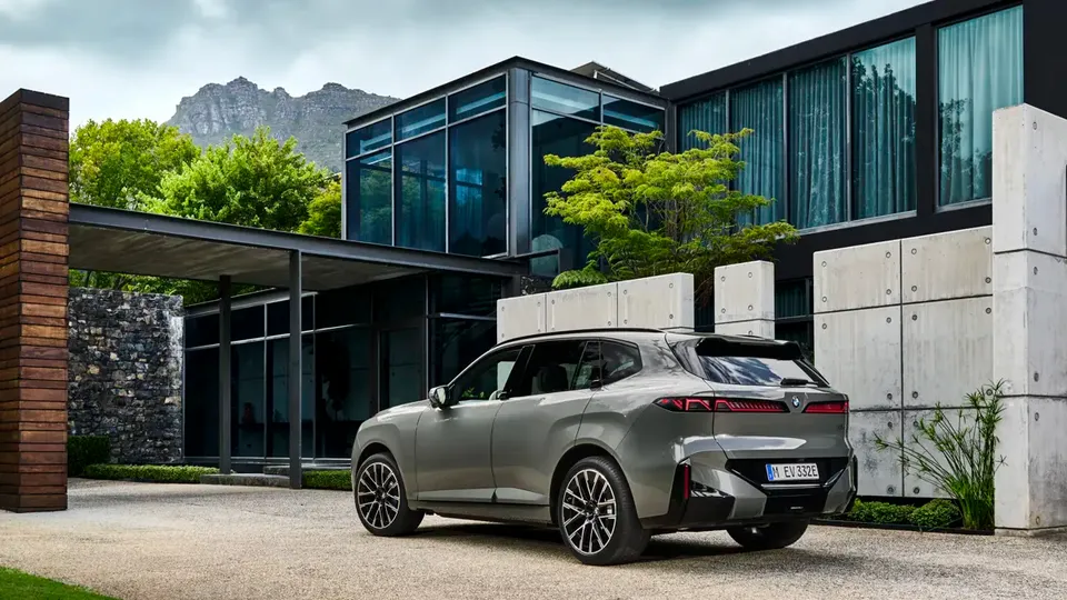 Elettronauti - BMW iX5 60 xDrive - Bianco - Esterno - Vista anteriore a tre quarti