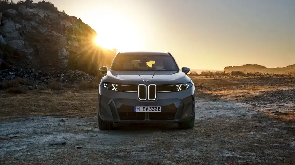 Elettronauti - BMW iX5 60 xDrive - Bianco - Esterno - Vista anteriore a tre quarti