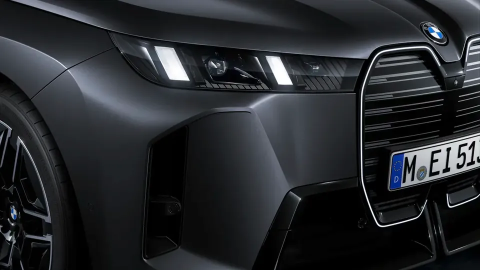 Elettronauti - BMW iX M70 xDrive - Grigio - Esterno - Vista anteriore