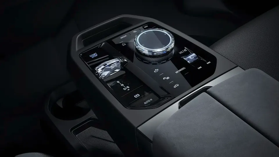 Elettronauti - BMW iX M70 xDrive - Nero - Esterno - Vista anteriore a tre quarti