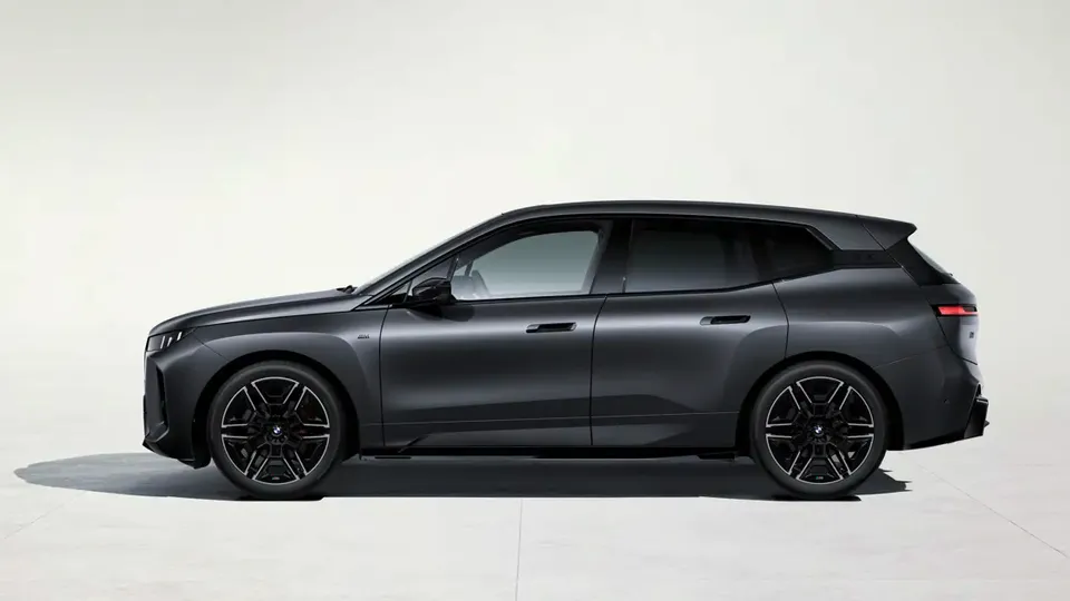 Elettronauti - BMW iX M70 xDrive - Grigio - Esterno - Vista anteriore a tre quarti