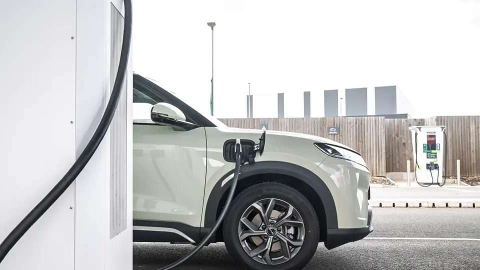 Elettronauti - BYD Atto 2 64.8 kWh Comfort - Bianco - Esterno - Vista anteriore a tre quarti