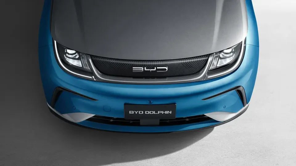 Elettronauti - BYD Dolphin Comfort - Grigio - Esterno - Vista anteriore a tre quarti