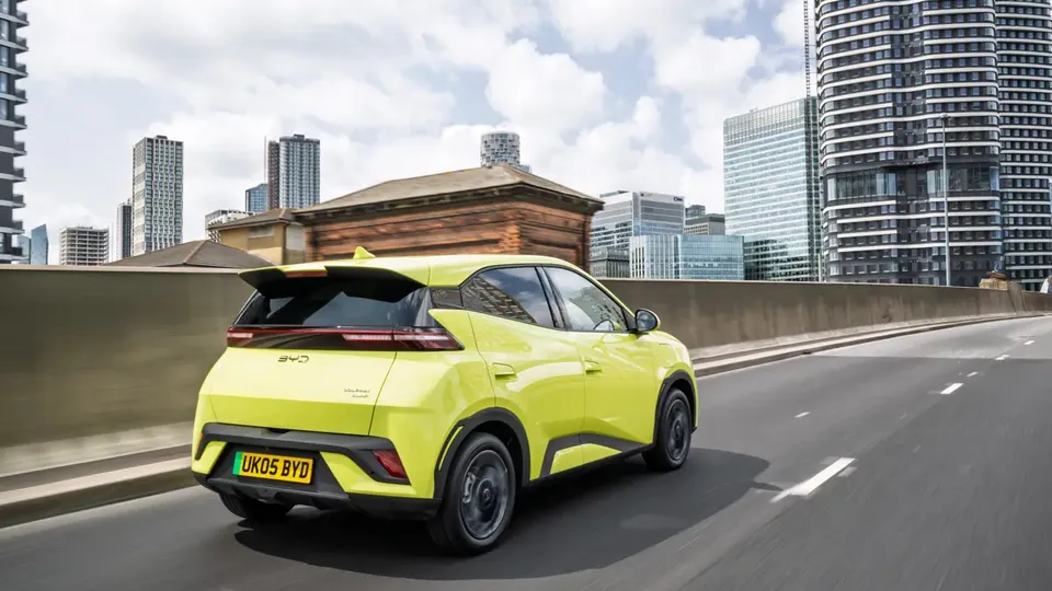 Elettronauti - BYD Dolphin Surf Active - Grigio - Esterno - Vista anteriore a tre quarti