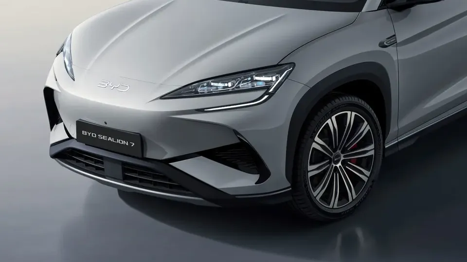 Elettronauti - BYD Sealion 7 Excellence - Esterno - Vista anteriore a tre quarti