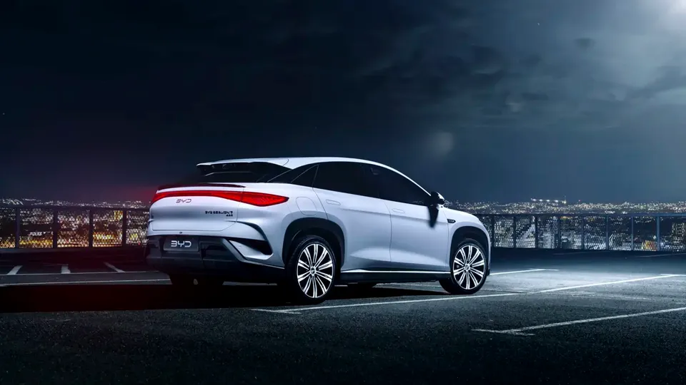 Elettronauti - BYD Sealion 7 Excellence - Dark Grey - Esterno - Vista anteriore a tre quarti