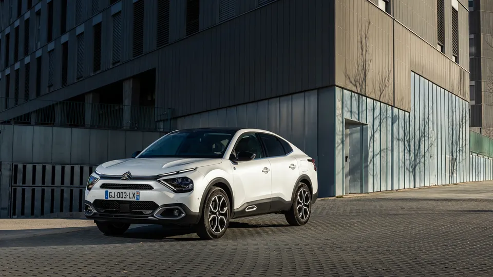 Citroen e-c4 X Elettronauti tre quarti bianca