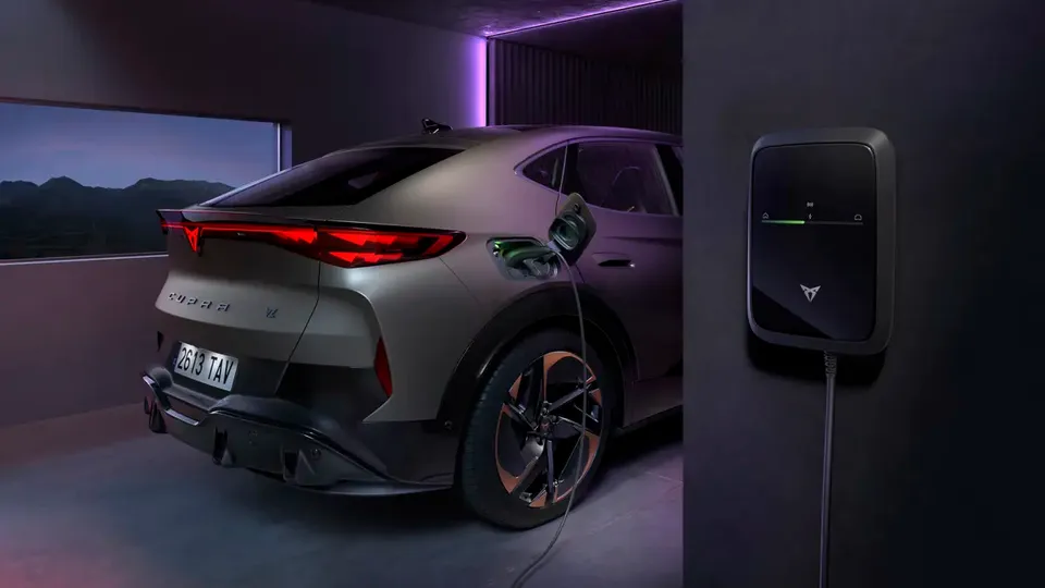 Elettronauti - Cupra Tavascan Standard Range (140 kW) - Grigio - Esterno - Vista anteriore a tre quarti