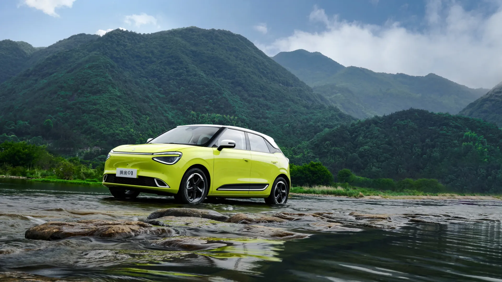 Dongfeng Nammi Box elettronauti vista tre quarti sul fiume