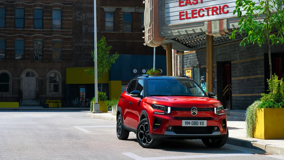 Elettronauti Citroen e-c3 vista esterna in parcheggio tre quarti
