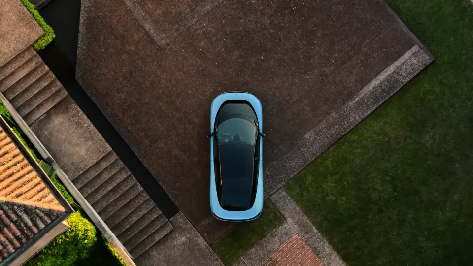 Elettronauti - Ferrari Luce - Argento - Esterno - Vista anteriore a tre quarti