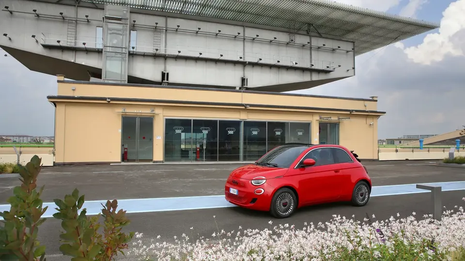 Elettronauti - Fiat 500e 24 kWh - Ocean Green - Esterno - Vista anteriore a tre quarti