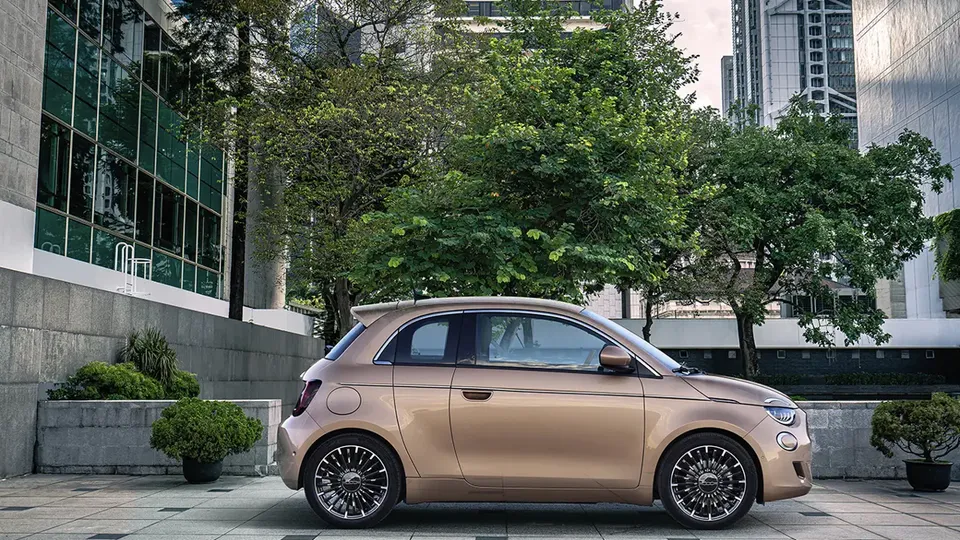 Elettronauti - Fiat 500e 24 kWh - Rose Gold - Esterno - Vista anteriore a tre quarti