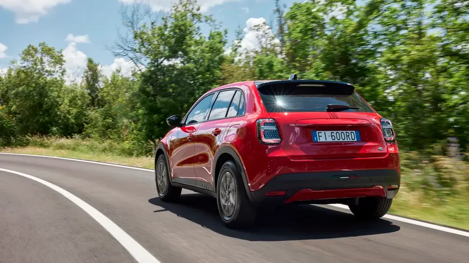 Elettronauti - Fiat 600e - Arancione - Esterno - Vista anteriore a tre quarti