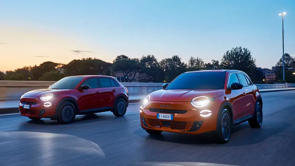 Elettronauti - Fiat 600e - Arancione - Esterno - Vista anteriore a tre quarti