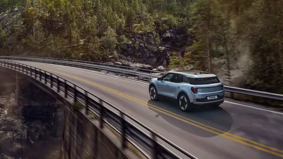 Elettronauti - Ford Explorer Extended Range AWD - Blu - Esterno - Vista anteriore a tre quarti