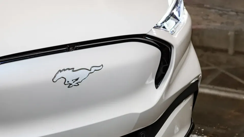 Elettronauti - Ford Mustang Mach-E Extended Range AWD - Argento - Esterno - Vista anteriore a tre quarti