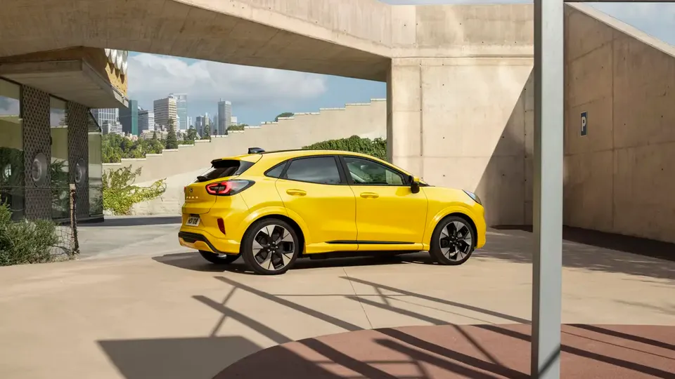 Elettronauti - Ford Puma Gen-E - Lime Green - Esterno - Vista anteriore a tre quarti