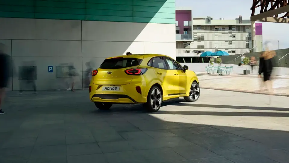 Elettronauti - Ford Puma Gen-E - Yellowish-Green - Esterno - Vista anteriore a tre quarti