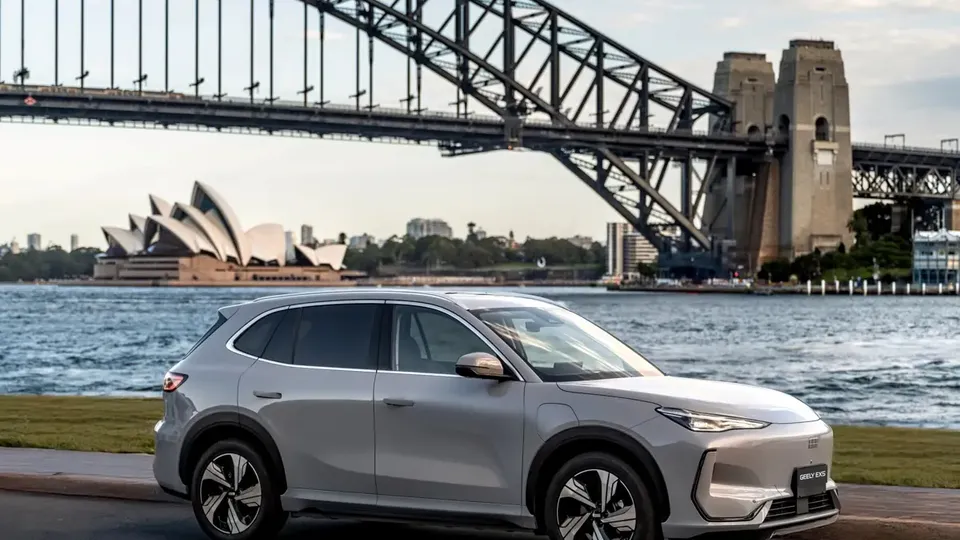 Elettronauti - Geely EX5 60.2kWh - Argento - Esterno - Vista anteriore a tre quarti