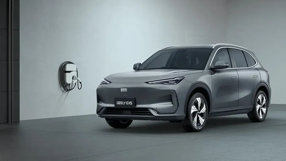 Elettronauti - Geely EX5 Pro - Bianco - Esterno - Vista anteriore a tre quarti