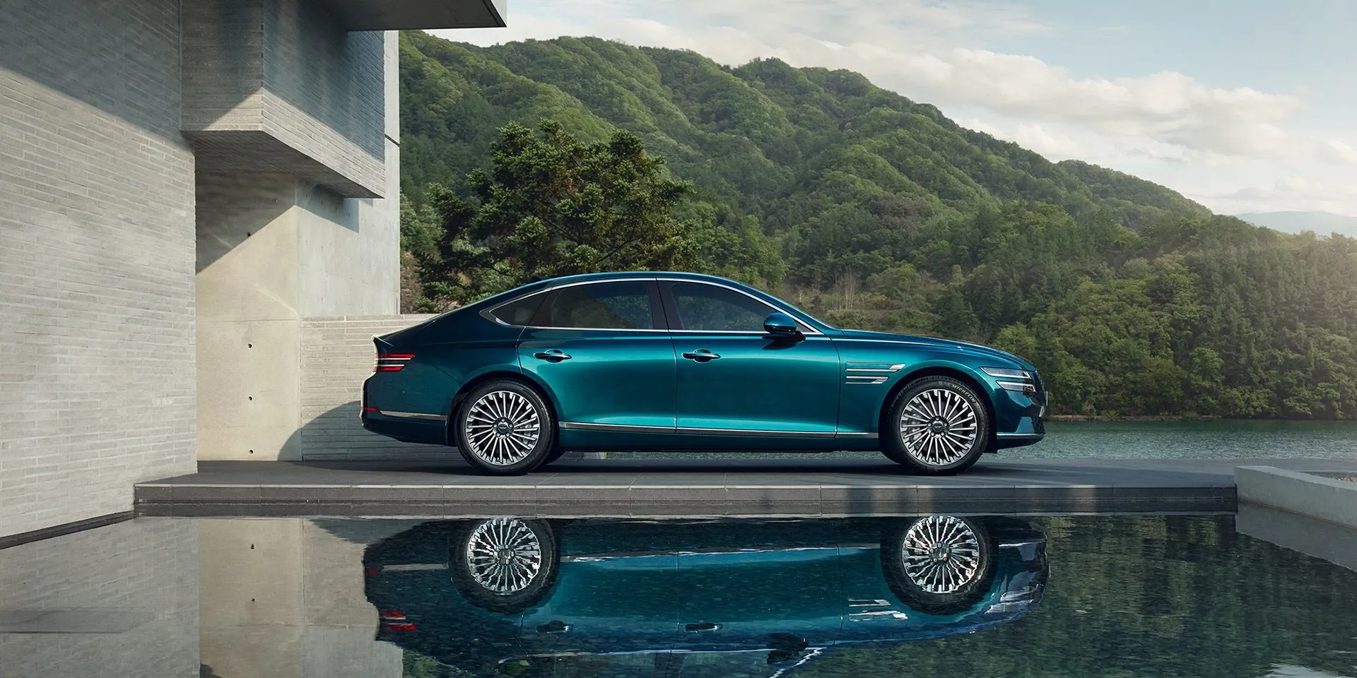 Genesis g80 elettronauti vista laterale verde acqua