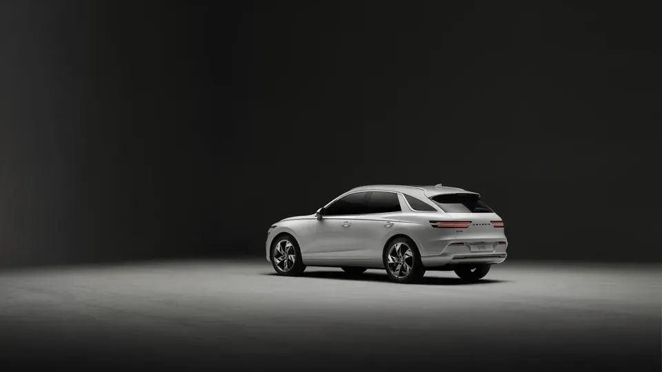 Elettronauti - Genesis Electrified GV70 AWD - Matte Grey - Esterno - Vista anteriore a tre quarti