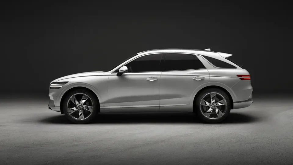 Elettronauti - Genesis Electrified GV70 AWD - Bianco - Esterno - Vista anteriore a tre quarti