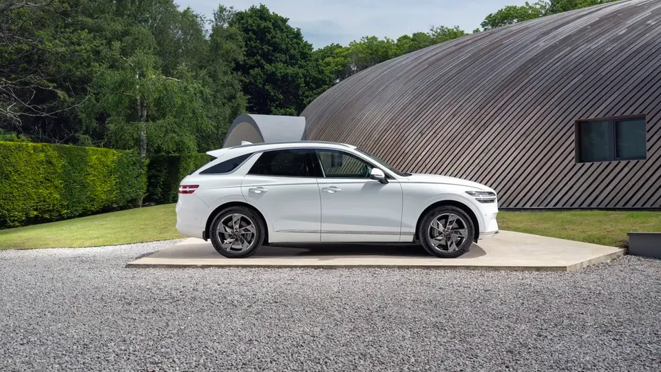 Elettronauti - Genesis Electrified GV70 AWD - Bianco - Esterno - Vista anteriore a tre quarti