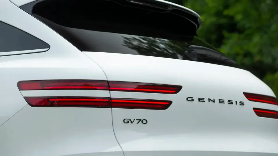 Elettronauti - Genesis Electrified GV70 AWD - Grigio - Esterno - Vista posteriore