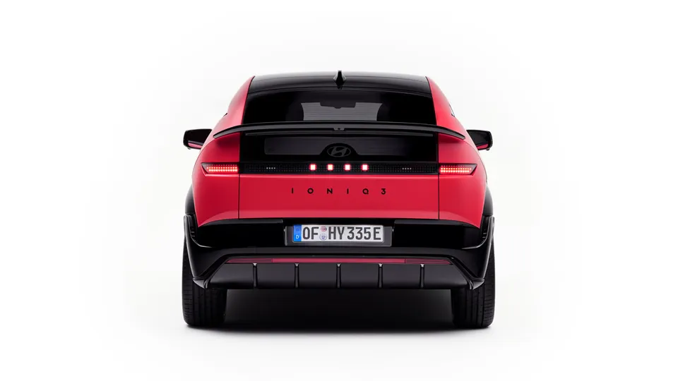 Elettronauti - Hyundai Ioniq 3 Standard Range - Argento - Esterno - Vista anteriore a tre quarti