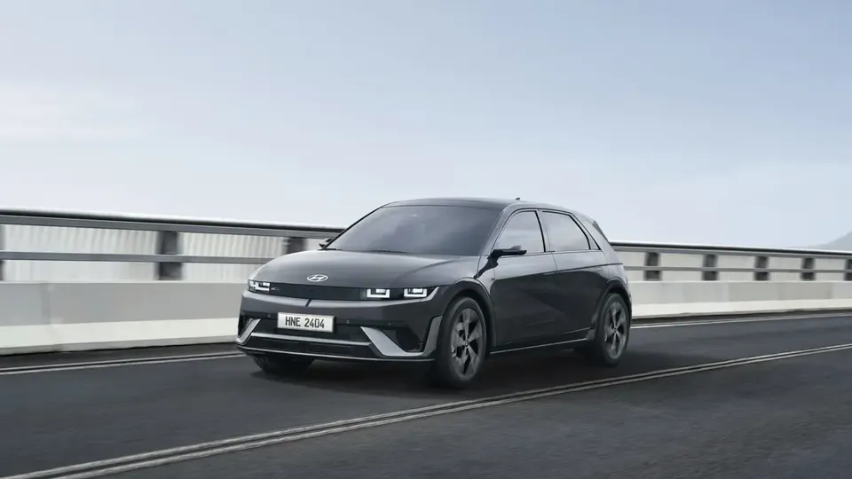 Elettronauti - Hyundai Ioniq 5 Long Range AWD - Matte Grey - Esterno - Vista anteriore a tre quarti