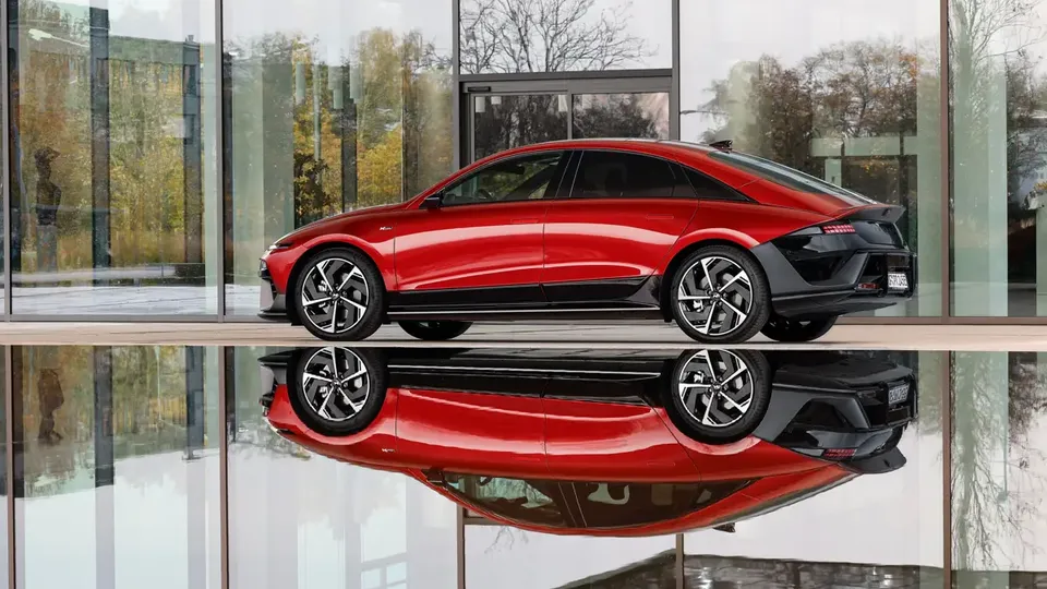 Elettronauti - Hyundai Ioniq 6 63 kWh RWD - Grigio - Esterno - Vista anteriore a tre quarti