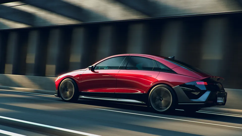 Elettronauti - Hyundai Ioniq 6 63 kWh RWD - Matte Grey - Esterno - Vista anteriore a tre quarti