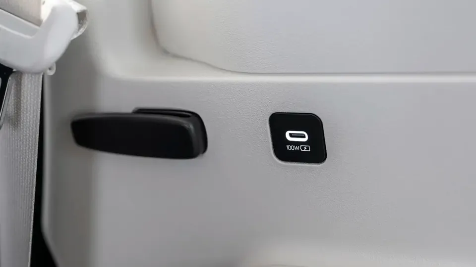 Elettronauti - Hyundai Ioniq 9 Long Range RWD - Argento - Esterno - Vista anteriore a tre quarti