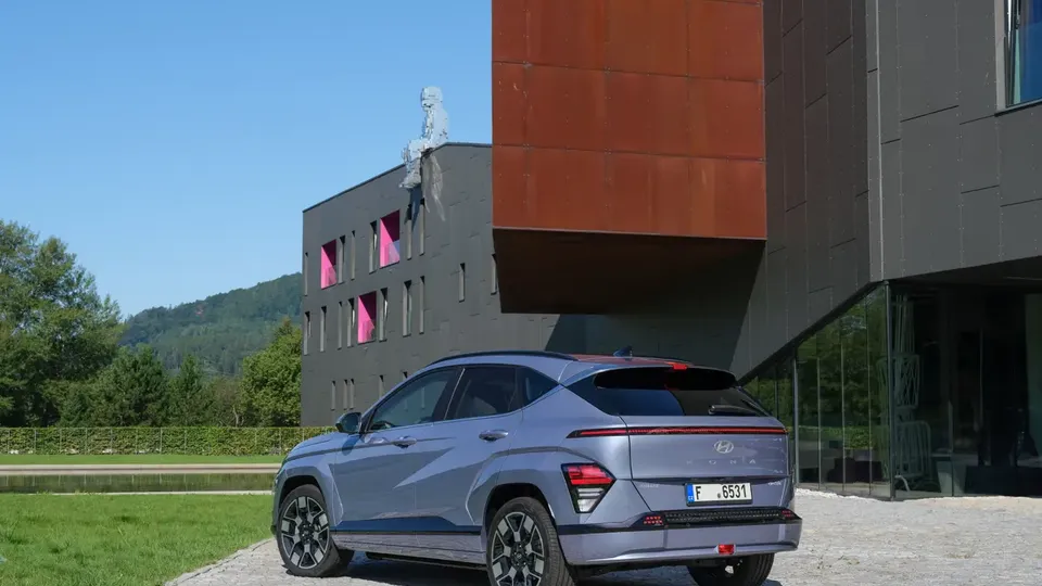 Elettronauti - Hyundai Kona Long Range - Light Blue - Esterno - Vista anteriore a tre quarti