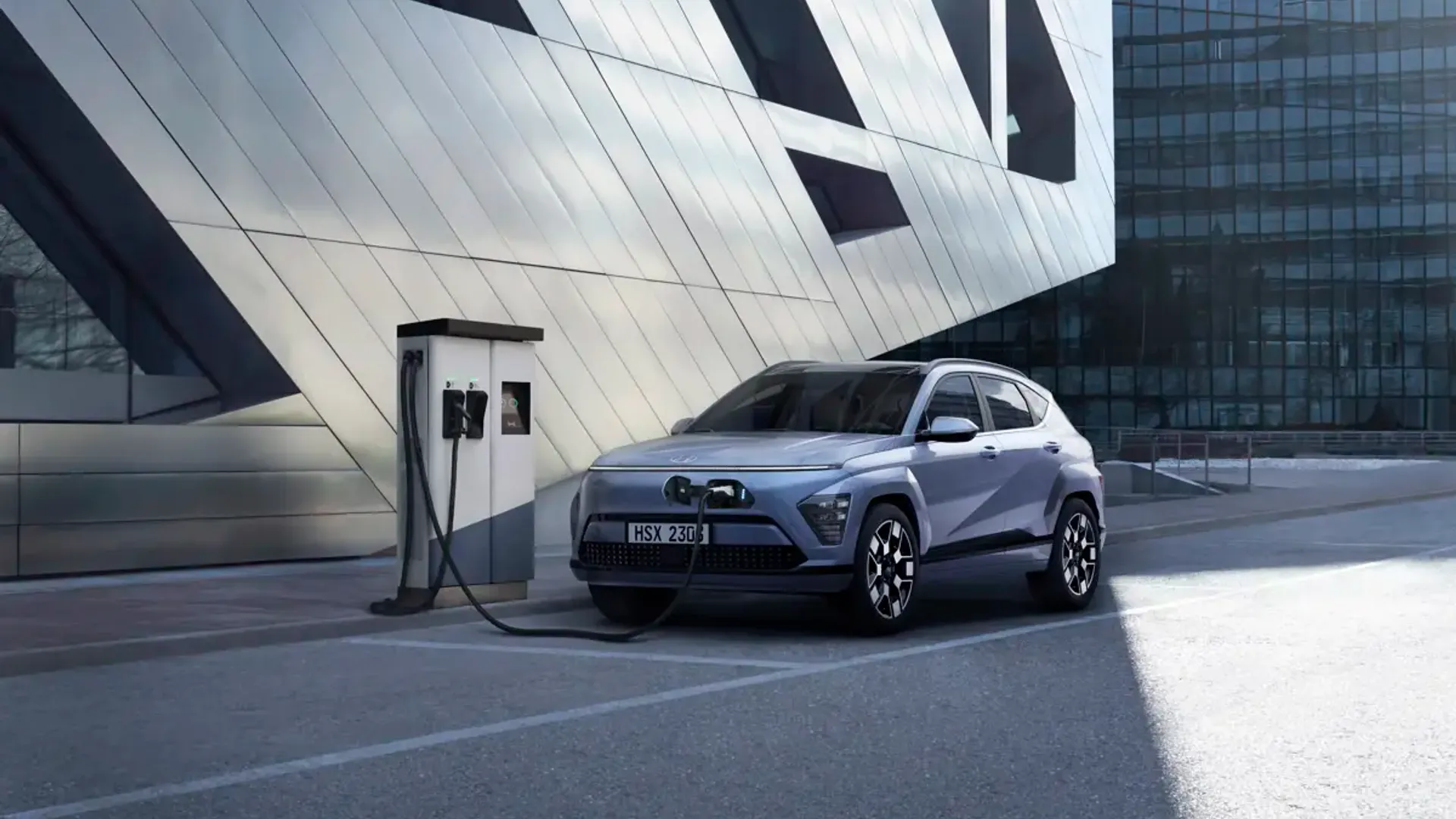 Elettronauti - Hyundai Kona Long Range - Light Blue - Esterno - Vista anteriore a tre quarti