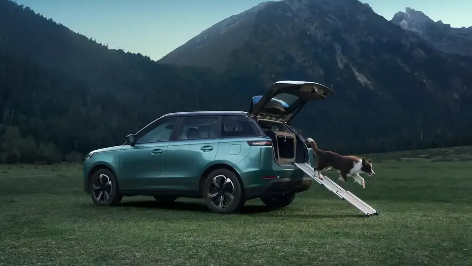 Elettronauti - Jaecoo J5 EV - Grigio - Esterno - Vista anteriore a tre quarti