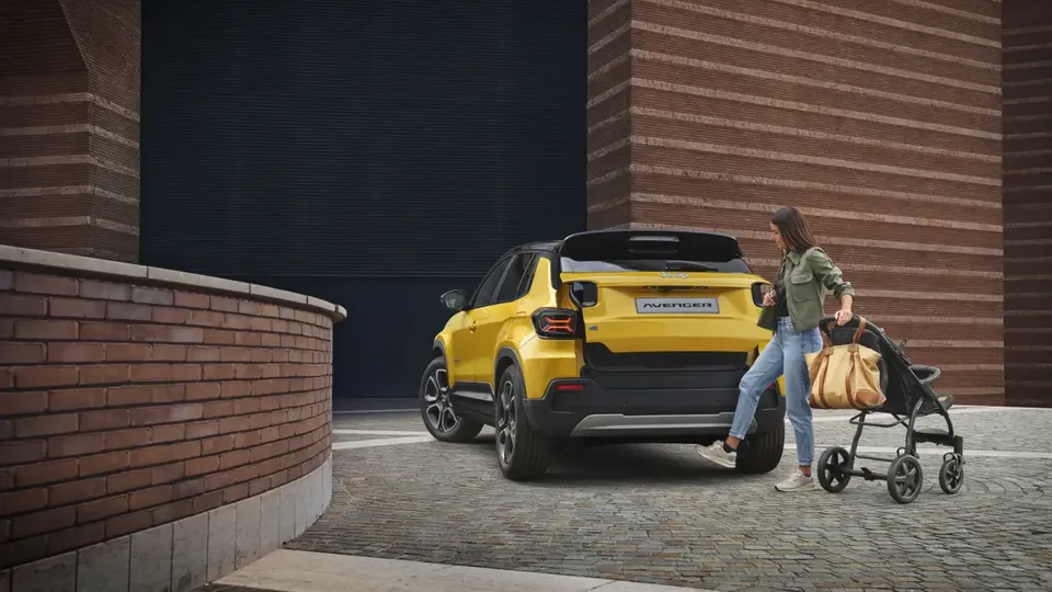 Elettronauti - Jeep Avenger Electric 50.8kWh - Giallo - Vano di carico - Bagagliaio