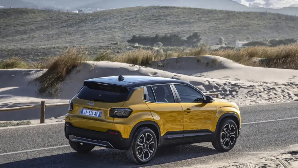 Elettronauti - Jeep Avenger Electric 50.8kWh - Giallo - Esterno - Vista anteriore a tre quarti