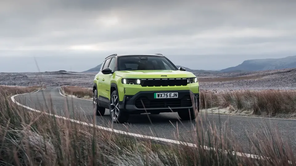 Elettronauti - Jeep Compass Electric 4xe - Dark Gray - Esterno - Vista anteriore a tre quarti